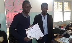 Remise du Certificat de Hamadoun MAIGA par Teacher MARIKO