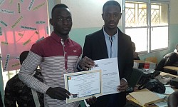 Remise du certificat de Aly TAPILY par Teacher MARIKO
