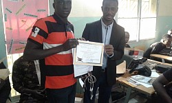 Remise du Certificat de Sadia KAMIAN par Mr MARIKO