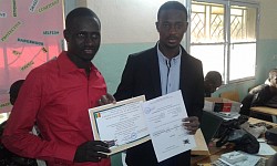 Remise du certificat de Hamidou ARAMA par Mr MARIKO