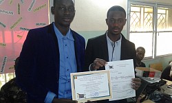 Remise du certificat de Mohamet MOGOSSIREGA par Mr MARIKO