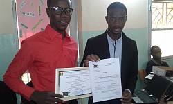 Remise du certificat de Kalidou SERY par Mr MARIKO