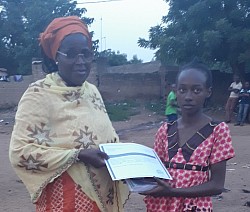 Remise de prix par la Marraine Mme DIALMA