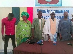 Photo de groupe avec les conférenciers(Mory M. KARABENTA et M. YARGA) et Yacine B. KOUYATE